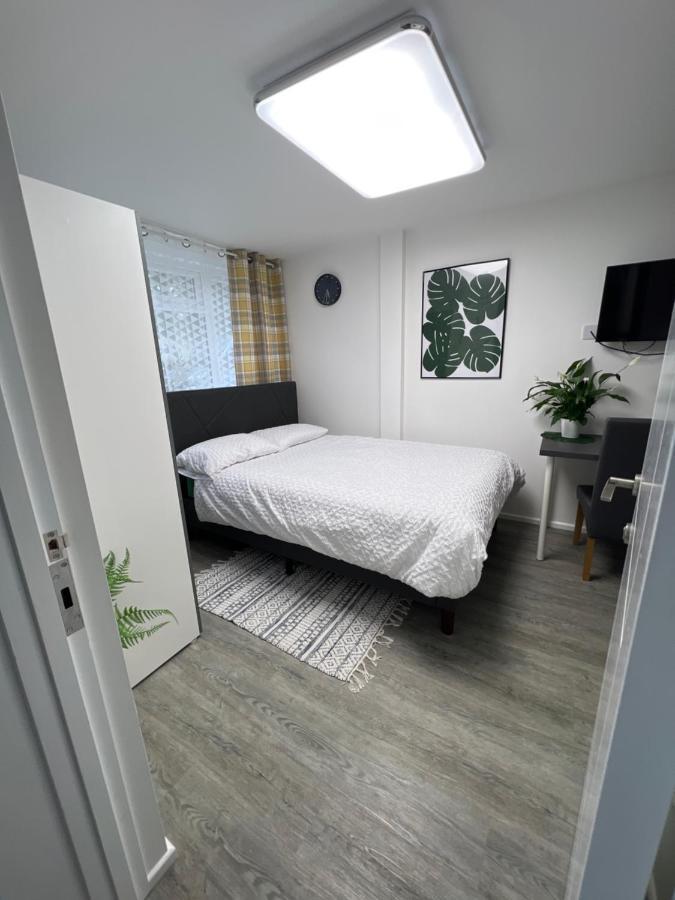 Studio In Private House Near Central Milton Keynes Apartment Exterior photo